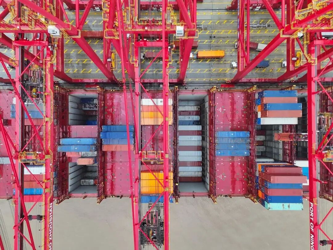 寧波舟山港迎新年首艘"海上巨無霸"，內(nèi)貿(mào)集裝箱海運開啟新篇章