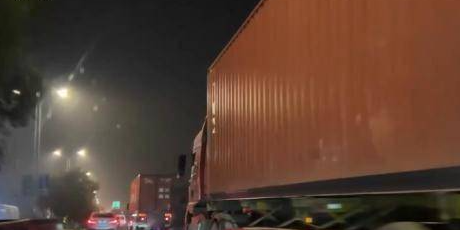 海運(yùn)集裝箱拖車(chē)運(yùn)輸開(kāi)啟“價(jià)格戰(zhàn)”