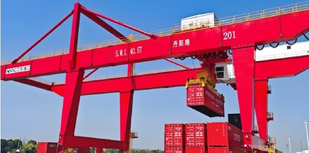 丹陽(yáng)港，鎮(zhèn)江最大的內(nèi)河集裝箱碼頭