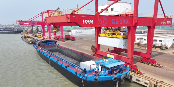 連云港至鹽城集裝箱內(nèi)河運(yùn)輸新通道