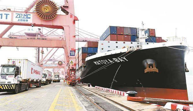 廈門港海天碼頭假期首日吞吐量突破1.2萬標箱