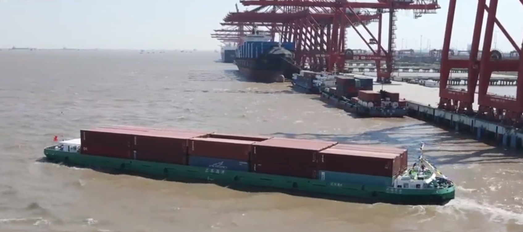 內(nèi)貿(mào)海運(yùn)首航！我國(guó)首艘純電集裝箱船下水